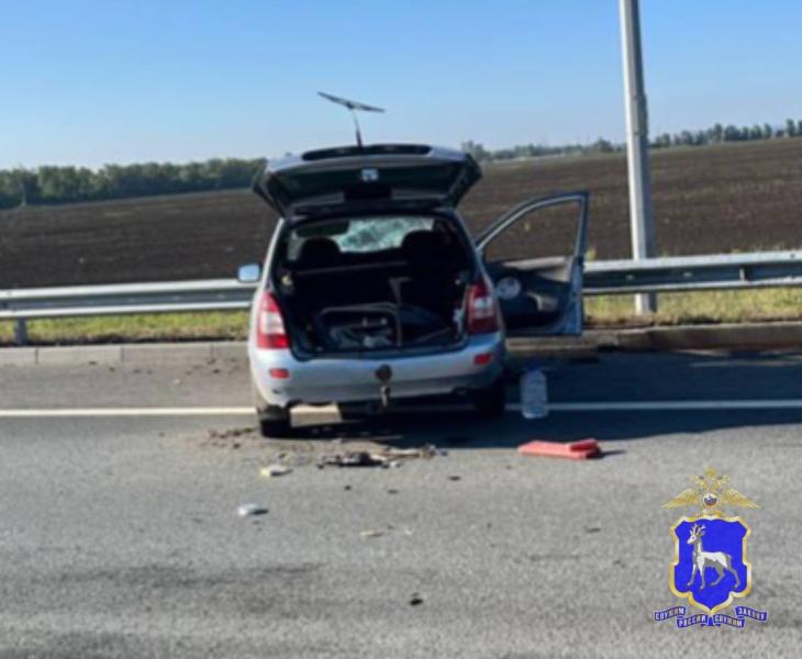 В Самарской области LADA Kalina на автомагистрали врезалась в "отбойник"