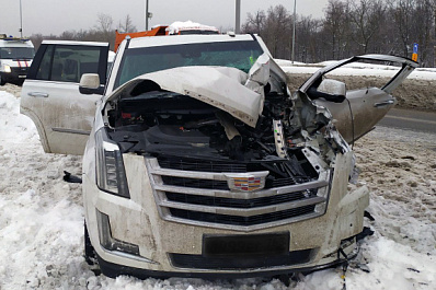 В Волжском районе спасли водителя, заблокированного в машине после ДТП