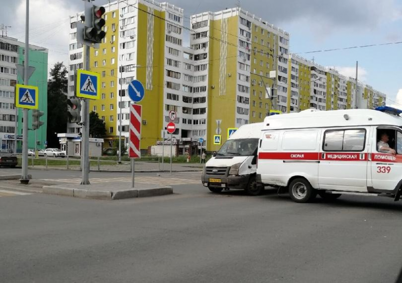 Машина скорой помощи и "Газель" столкнулись в Самаре