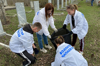 Волонтеры убрали могилы неизвестных солдат на кладбище Чапаевска 
