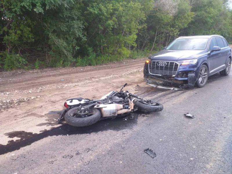 Отбросило от удара: в Самарской области 12 августа мотоциклист влетел в три авто