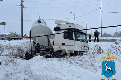 В Самарской области 22 декабря КамАЗ улетел в кювет 