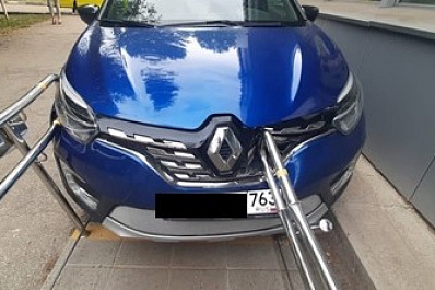 Иномарка сбила двух пешеходов на тротуаре в Новокуйбышевске