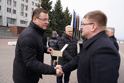 Дмитрий Азаров передал врачам ключи от 19 передвижных кабинетов медобслуживания