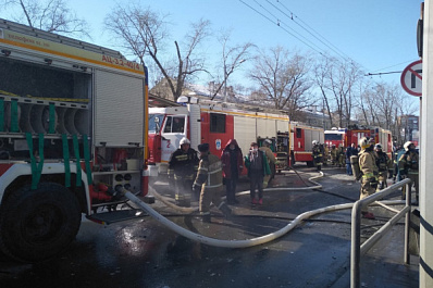 В Самаре из-за пожара в торгово-офисном здании перекрыли участок Московского шоссе