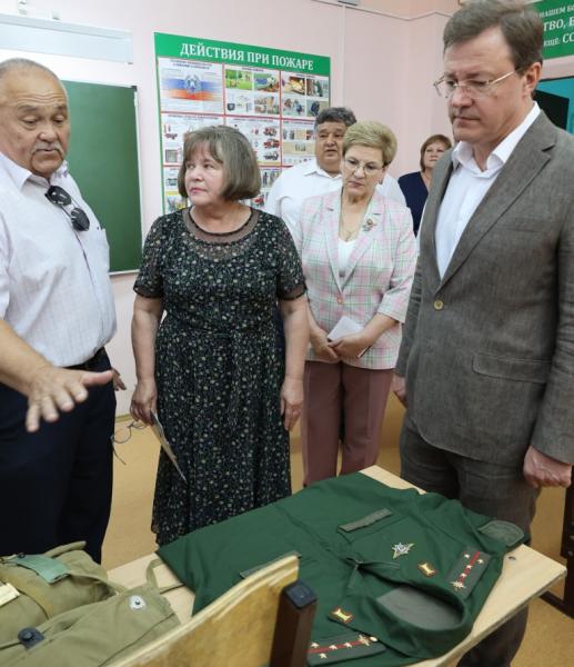 Дмитрий Азаров поручил организовать в школе в Шигонах музей славы