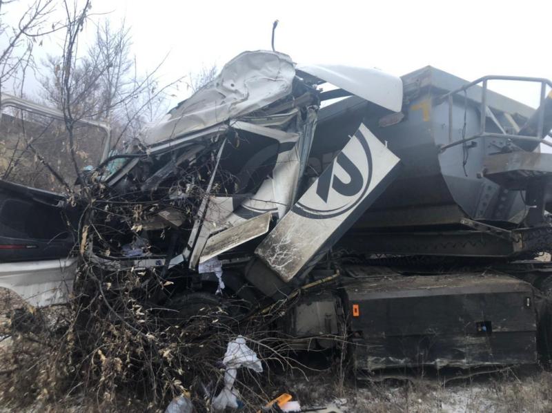 В Самарской области грузовик на скорости вылетел в кювет и перевернулся