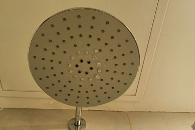 Эндокринолог объяснил, почему женщины принимают более горячий душ