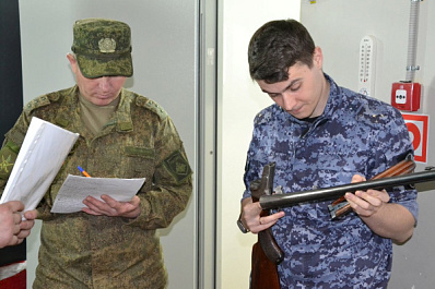 В Самаре росгвардейцы передали крупную партию оружия в зону СВО