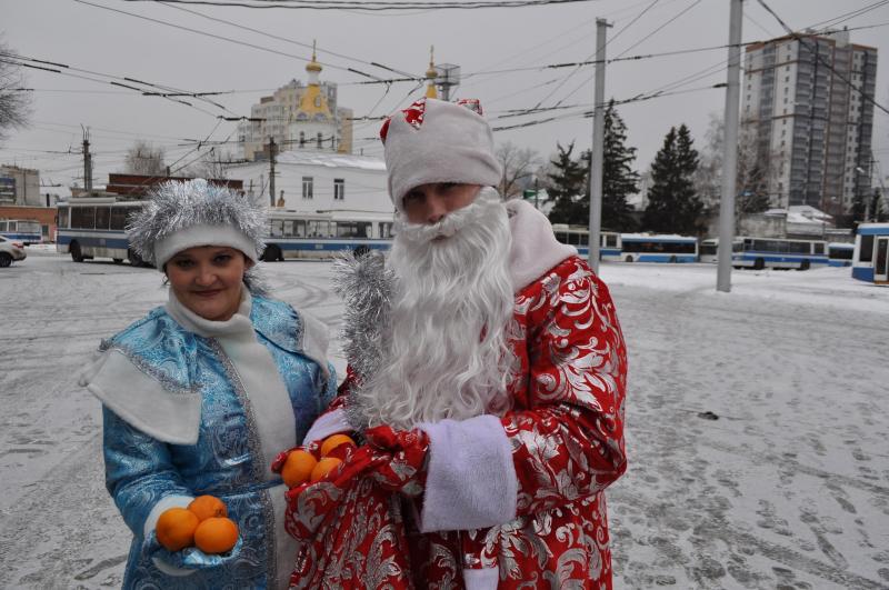 В Самаре на рейс выехал новогодний троллейбус со Снегурочкой и Дедом Морозом