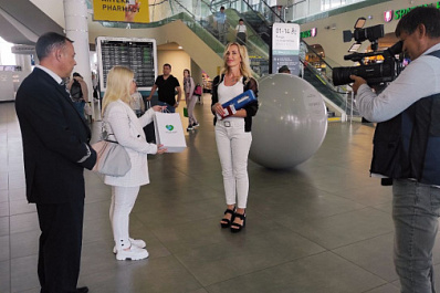 В аэропорту Курумоч поздравили 200-тысячного пассажира авиакомпании по самому популярному направлению