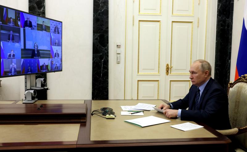 Путин поручил проиндексировать зарплаты бюджетников в январе