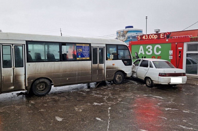 В Самарской области пассажирский автобус въехал в легковушку на АЗС