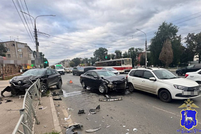 В Самаре из-за столкновения трех легковушек пострадал мужчина