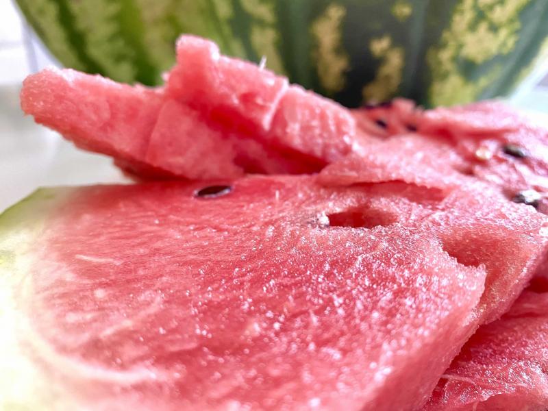 В Самаре в августе 2022 года на трассе продают арбузы с дырками