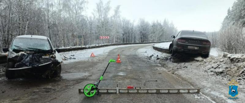 В Самарской области женщина на иномарке попала под грузовик