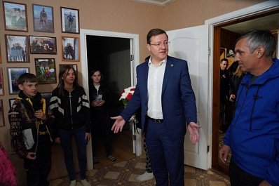 Дмитрий Азаров навестил многодетную семью бойца СВО в Большеглушицком районе