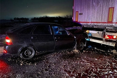 В Самарской области легковушка влетела в большегруз