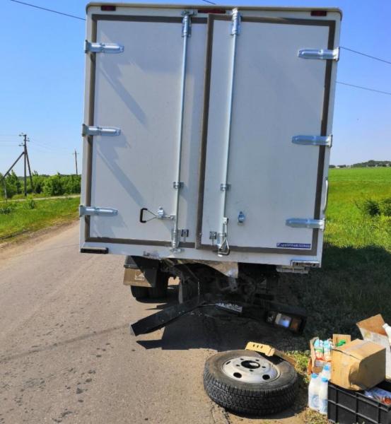 У села Приволжье легковая машина влетела в фургон с продуктами