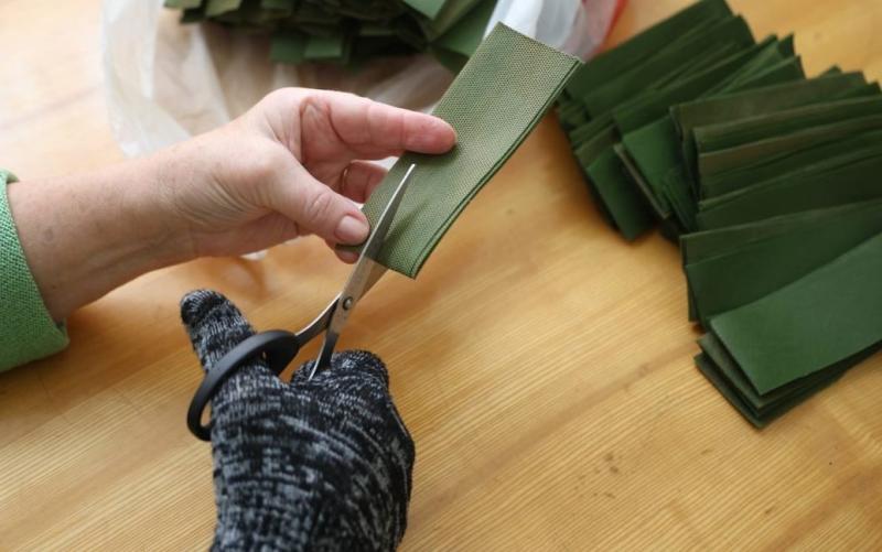 Поддержка от старших: в Самарской области волонтеры отправляют маскировочные сети "за ленточку"