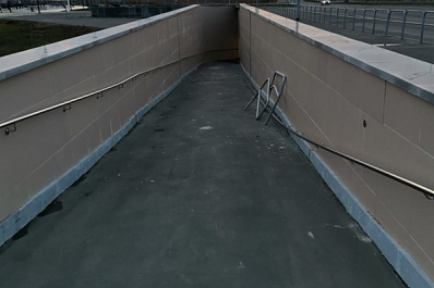 Вандалы сломали поручни в новом переходе у "Самара Арены"