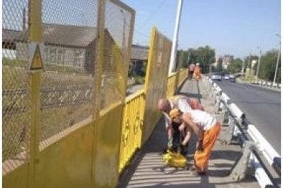 В Сызрани мост над железной дорогой перекрасили в яркий цвет 