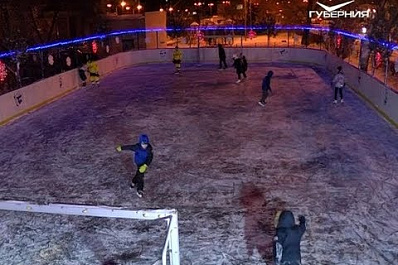 В Ленинском районе Самары открыли обновлённую ледовую площадку