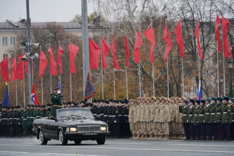 "Мы сильны нашей историей": в Самаре проходит юбилейный Парад Памяти