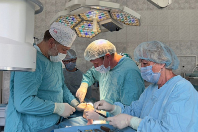 Самарские врачи впервые провели сложную операцию мальчику-близнецу с редкой болезнью