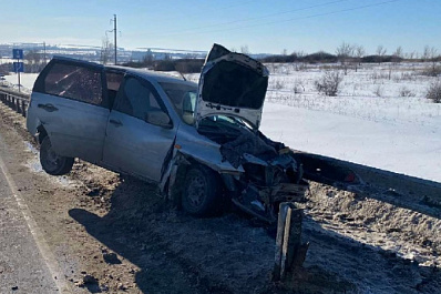 В Самарской области "Гранта" влетела в отбойник после ДТП с грузовиком