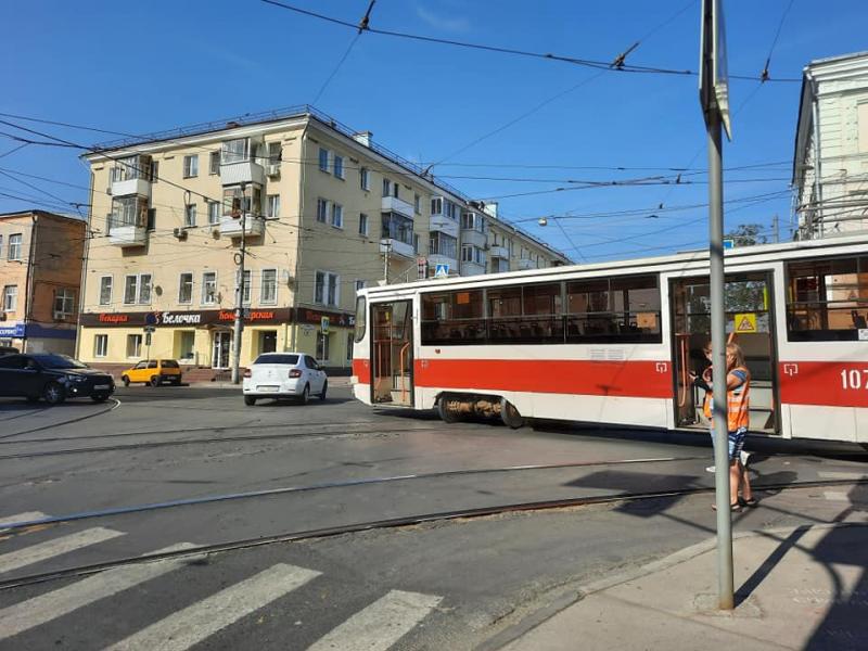 Не вписался в поворот: в центре Самары трамвай сошел с рельсов