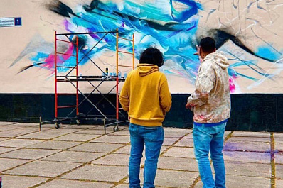 Художник из Бразилии сделал первые наброски на фасаде спорткомплекса "Старт" в Тольятти