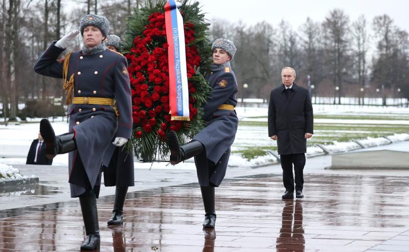 Владимир Путин поздравил ветеранов с 80-летием прорыва блокады Ленинграда