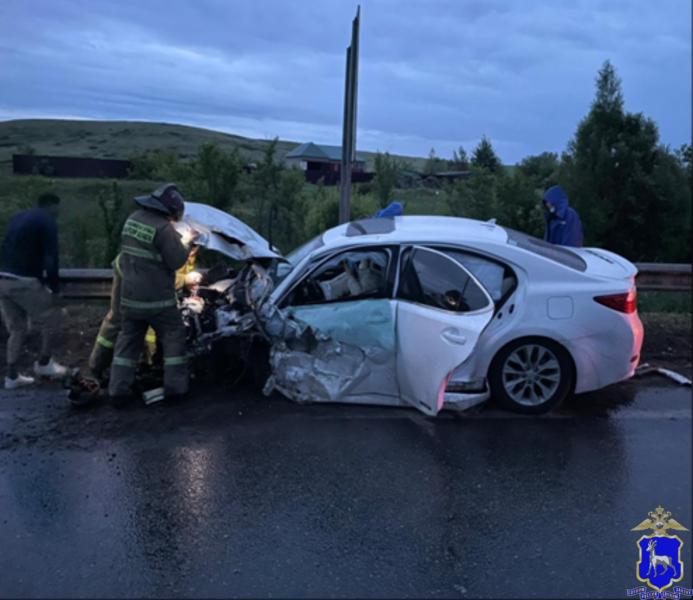 Под Самарой два человека пострадали после столкновения Lexus и Niva на встречке