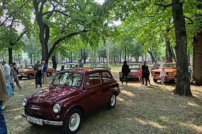 В одном из парков Самарской области разместили выставку ретроавтомобилей