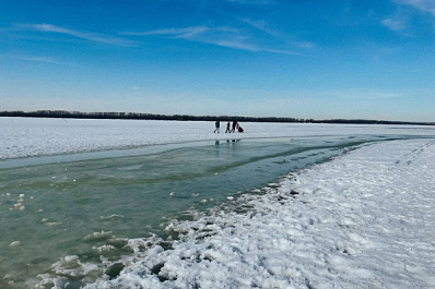 Власти Самары предупредили горожан об опасности выходить на тонкий лед