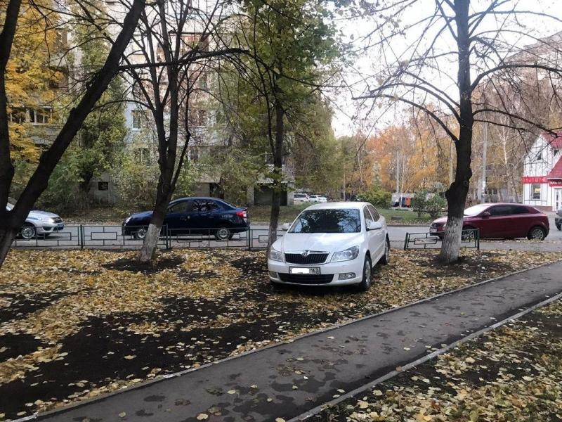 В Самаре водитель Skoda Octavia сбил женщину на тротуаре на улице Пугачевской