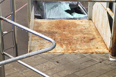 В Самаре мужчина упал с 12 этажа на крышу автомобиля