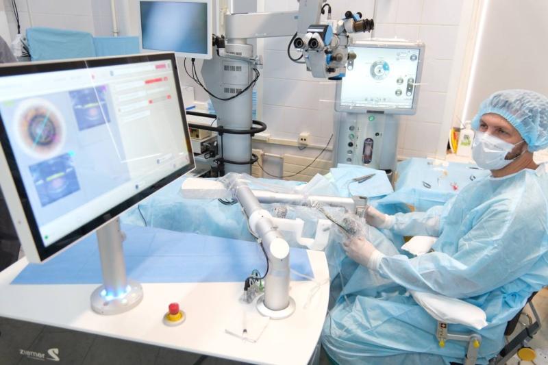 Своими глазами: самарские офтальмологи проводят уникальные операции на роговице