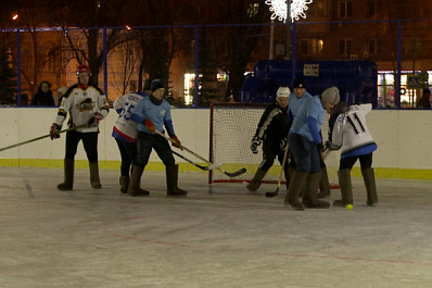 В Самаре на площади Куйбышева сыграли в хоккей в валенках