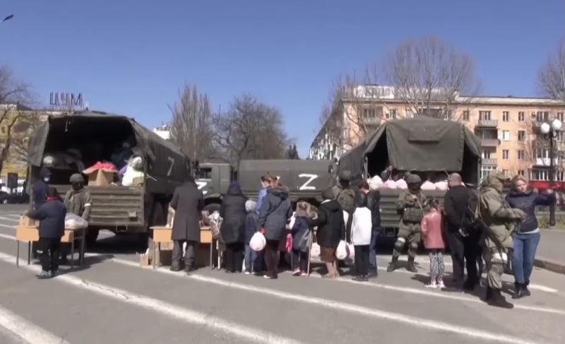 Российские военные доставили 10 тонн продуктов в Херсон
