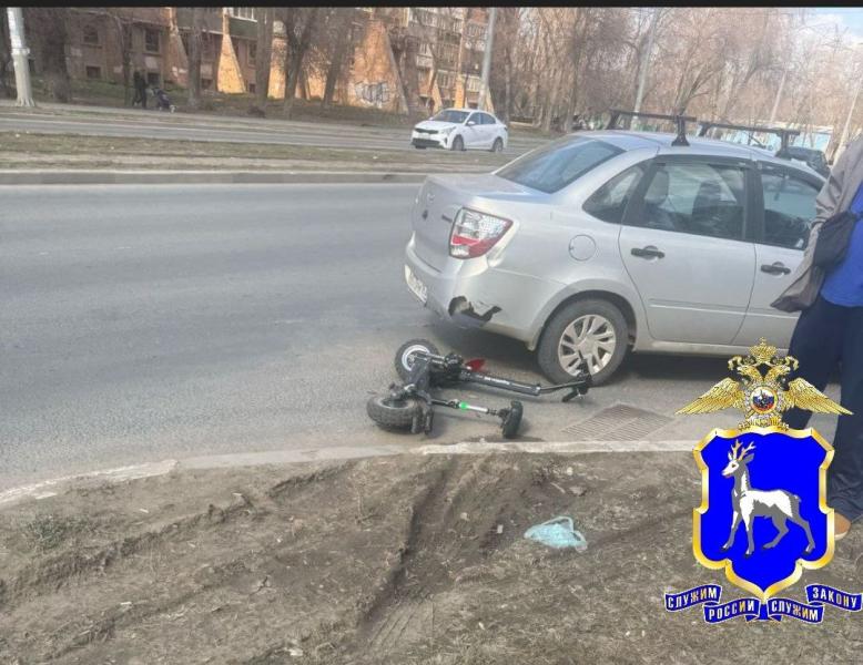В Самаре самокатчик врезался в "Гранту" и повредил ногу