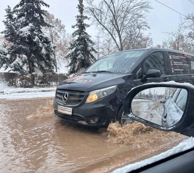 Дорога вдоль набережной в Самаре превратилась в полноводную реку