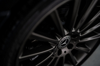 Российским водителям хотят запретить ездить на летней резине зимой