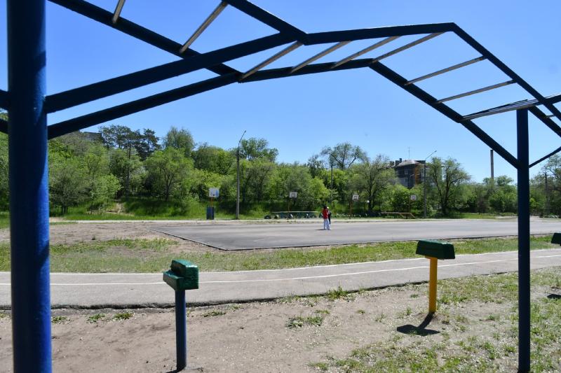 Завлекают в спорт: в Прибрежном строят универсальную площадку