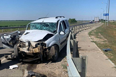 Два человека пострадали после столкновения "Ларгуса" и грузовика на трассе в Самарской области
