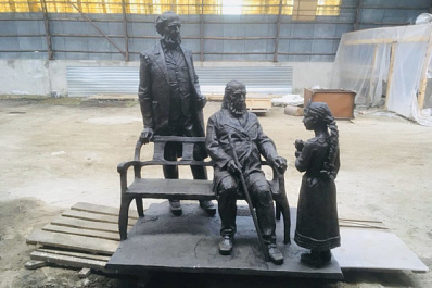 Скульптурная композиция "Аленький цветочек" ожидает отправки в Самару