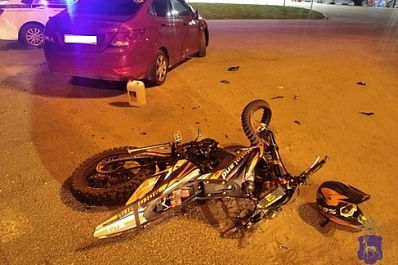 В Самаре женщина-мотоциклист попала под колеса LADA Kalina