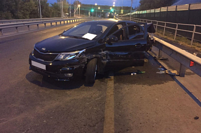 В Самаре водитель KIA "сыграл в пинг-понг" с дорожным ограждением