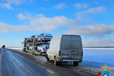 В Самарской области на трассе столкнулись "Мерседес" и большегруз